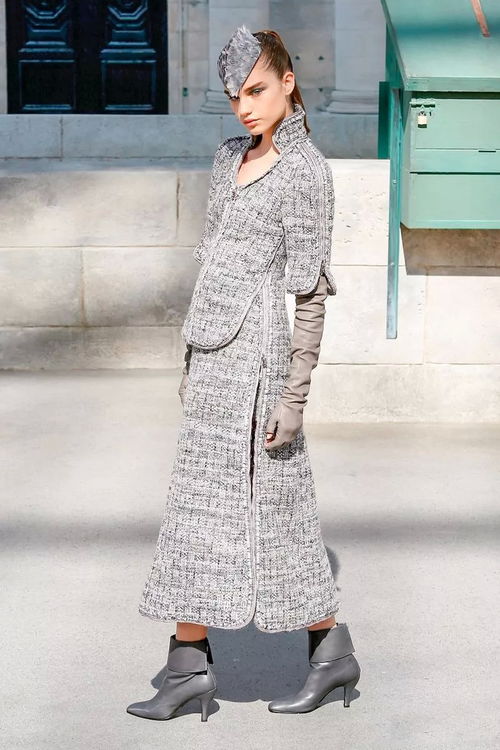 皮衣加皮褲當時流行元素,一看就是從大城市回來的 面料