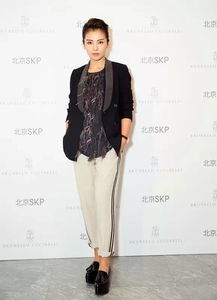 這位姑娘,你的衣服上 長毛了 不過很好看,我也喜歡